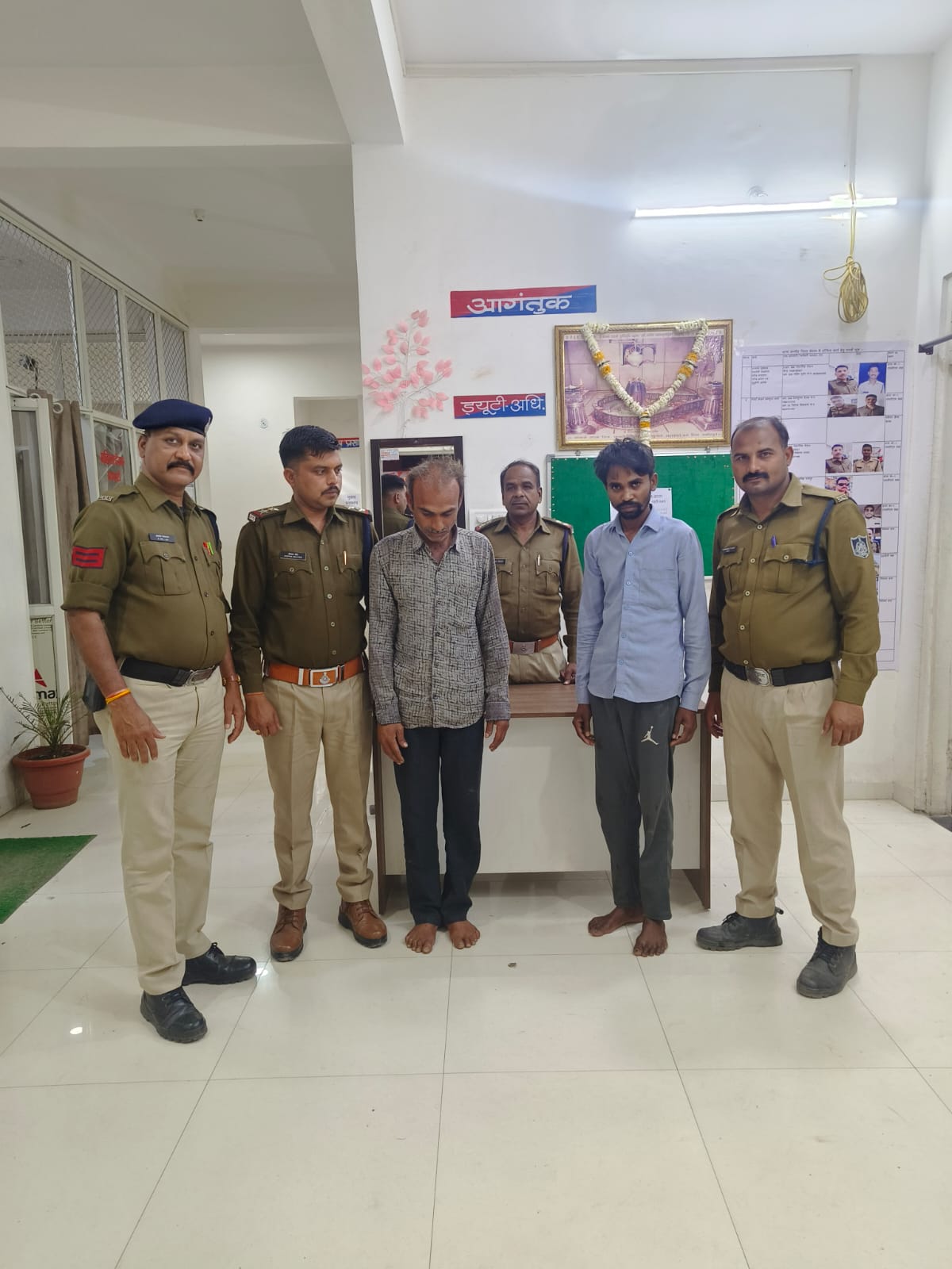 सूने घर से सोना,चांदी के जेवरात चुराने वाले गिरफतार