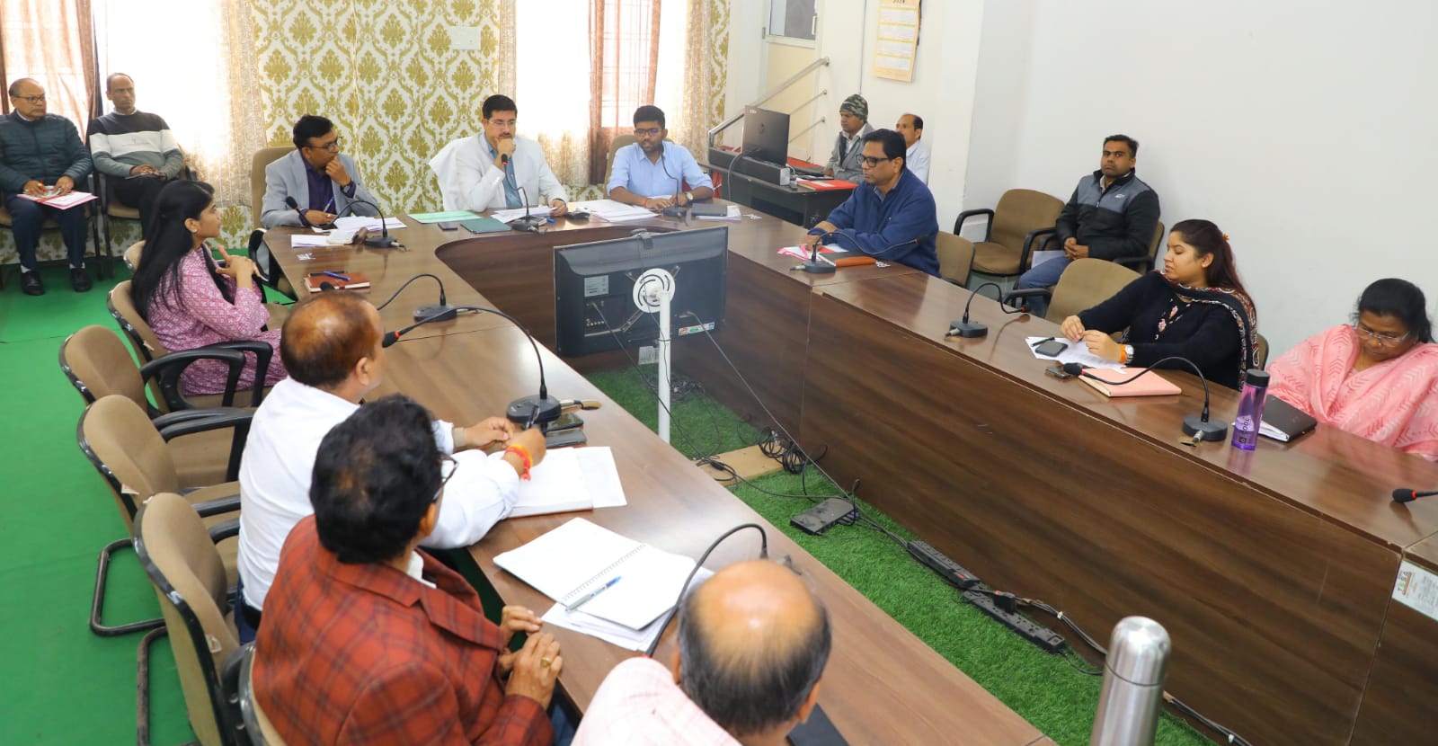 कार्य में लापरवाही बरतने पर सीएमएचओ और उप संचालक कृषि का&nbsp; के वेतन रोकने&nbsp; और&nbsp; जिले में अभियान चलाकर खाद्य पदार्थो के नमूने लेने की कार्यवाही करने के कलेक्टर ने दिए निर्देश