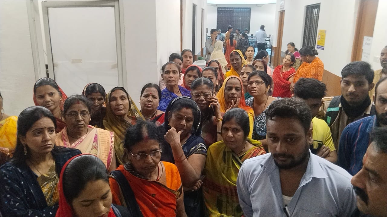 अतिक्रमण के कारण विकास रुका, क्षेत्र की जनता ने कलेक्टर दरबार में लगाई ग…