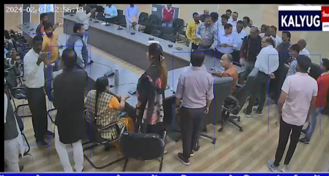 निगम में पार्षद पति द्वारा  इंजीनियर के साथ अभद्र व्यवहार, नाराज निगम कर…