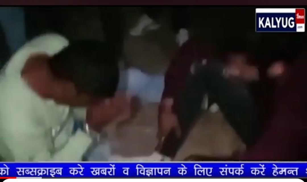 देवास में दबंगो ने एक युवक के साथ मारपीट कर बनाया वीडियो