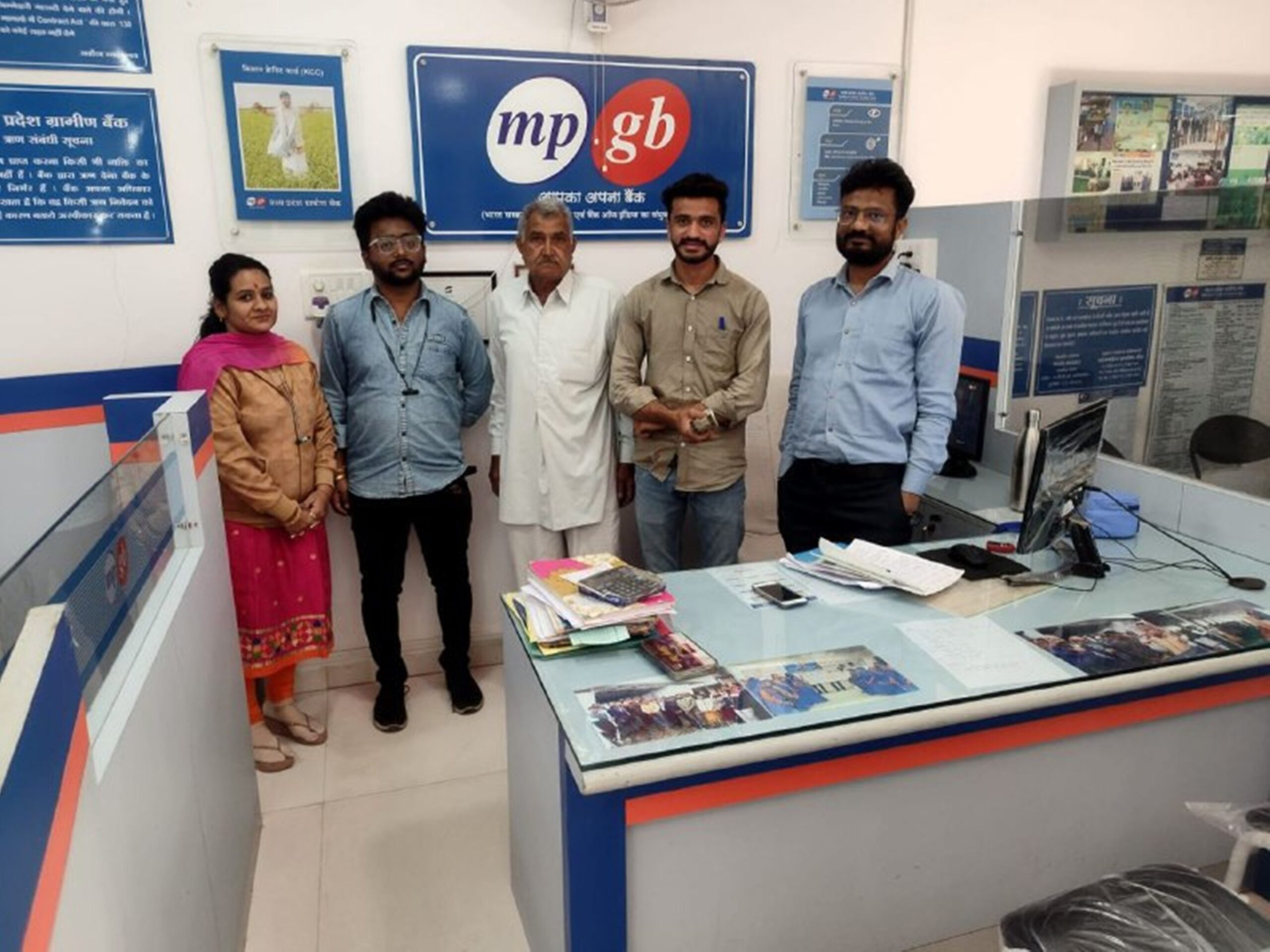 पैसे जमा करने आए ग्राहक ने भूल से 50 हजार रूपए ज्यादा बैंक में दिए – मप्र ग्रामीण बैंक प्रबंधक एवं अधिकारियों ने ईमानदारी का परिचय देते हुए राशि लौटाई, सी सी टीवी कैमरे से पहचाना ग्राहक को