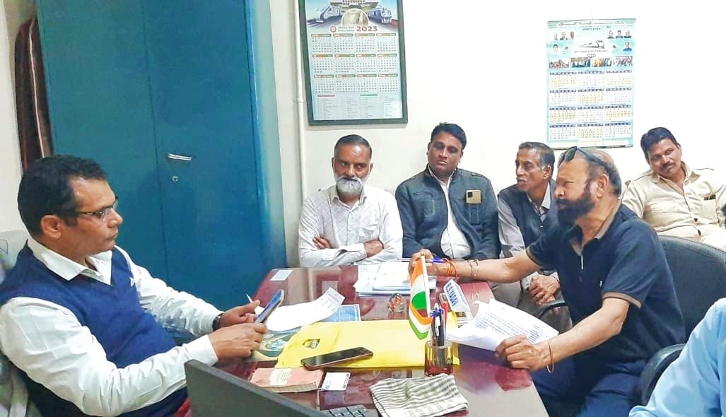 देवास रेलवे स्टेशन से लंबी दूरी की ट्रेनों की संख्या हो रही है कम

– नगर जनहित सुरक्षा समिति ने उठाई आवाज, कहा नई ट्रेने सीधे उज्जैन डायवर्ट की जा रही है

– रेलवे विभाग के अधिकारियों को ज्ञापन सौंपकर यात्रियों की समस्या से अवगत कराया