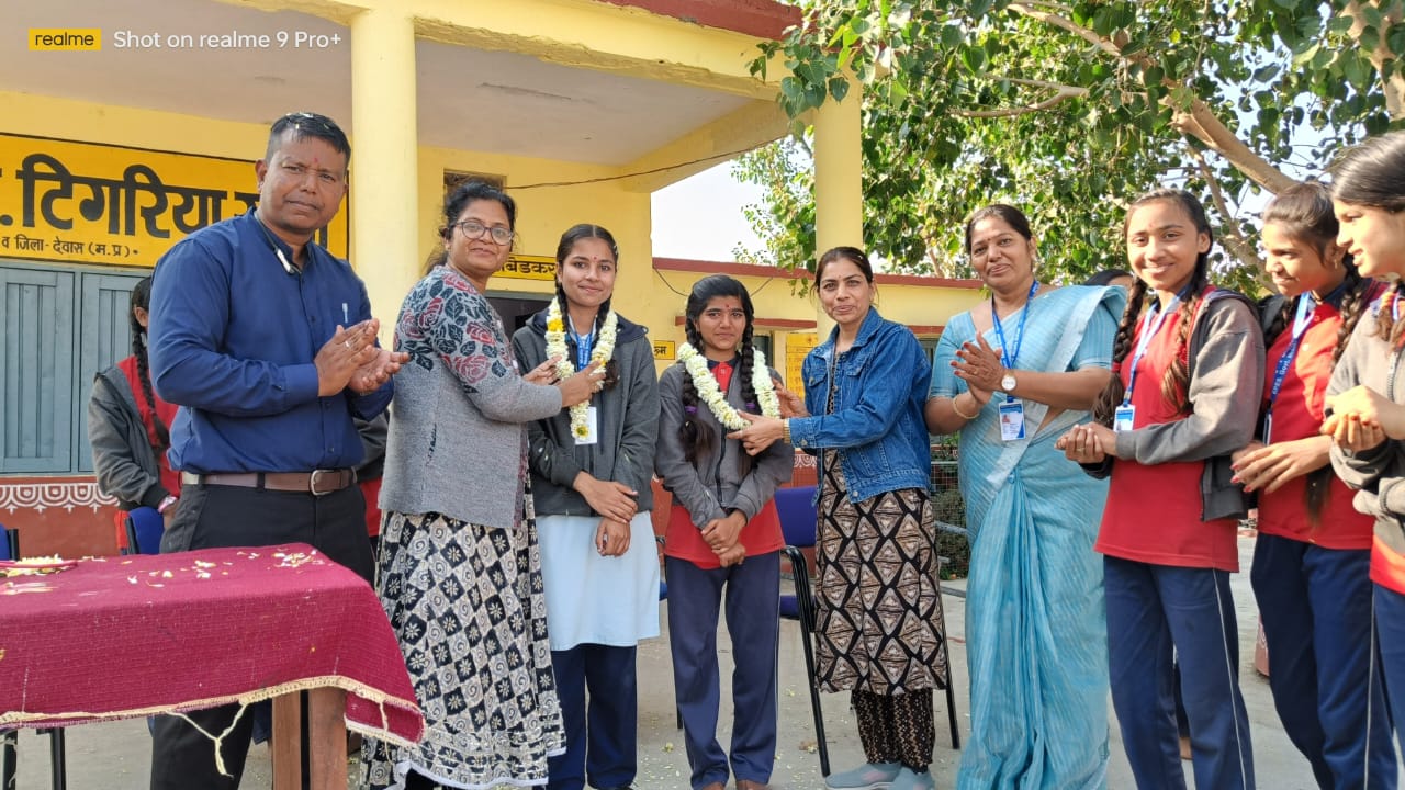 आयुषी एवं हर्षिता के मॉडल राज्य स्तर के लिए चयनित