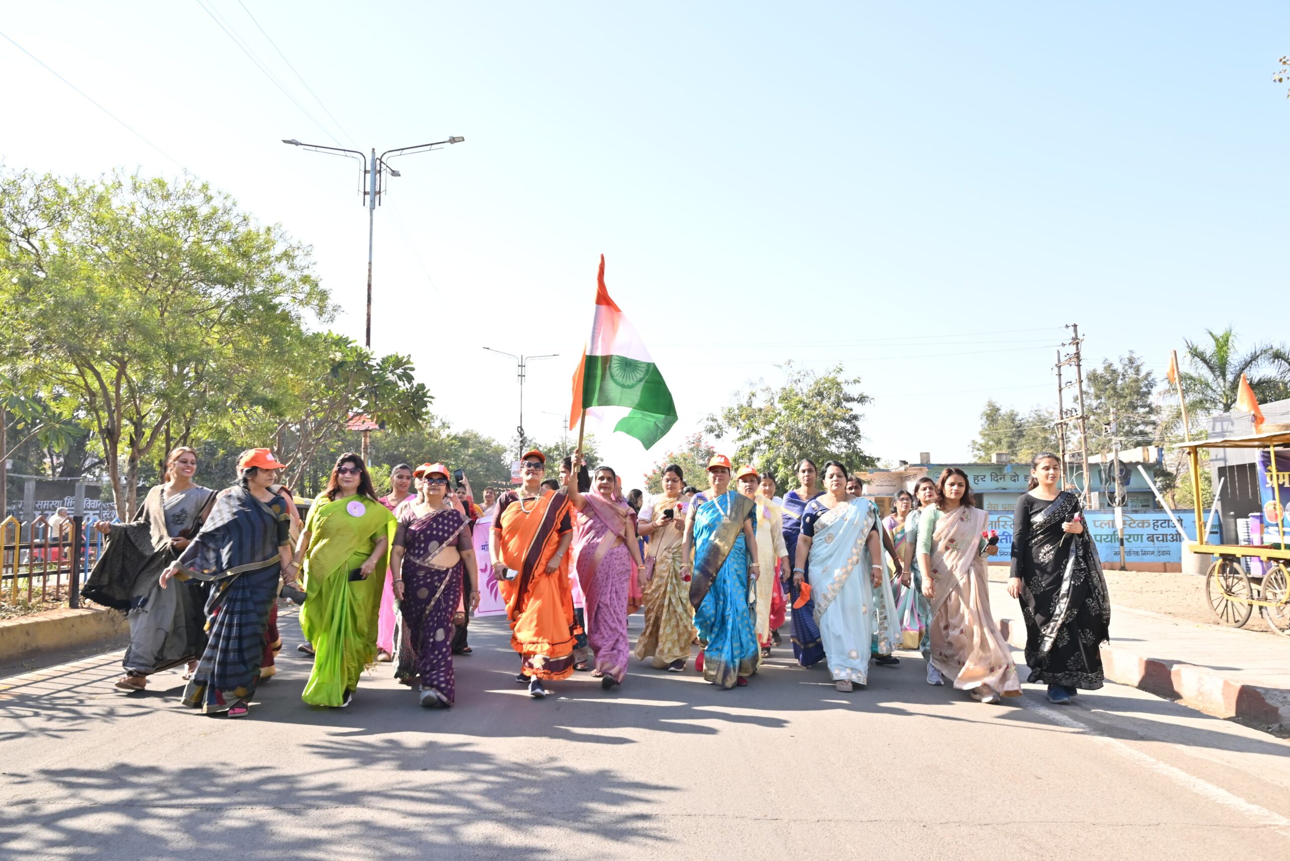 आत्म निर्भर नारी गर्व से पहने साडी थीम पर वन भारत साडी वॉकथोन रैली का अनूठा आयोजन देवास में