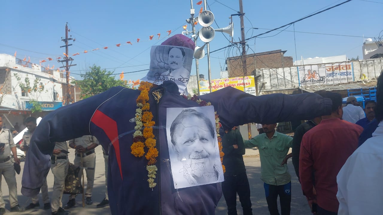 दल बदलने वाले कांग्रेसी नेताओं का कांग्रेसियों ने पुतला जलाकर किया विरोध प्रदर्शन