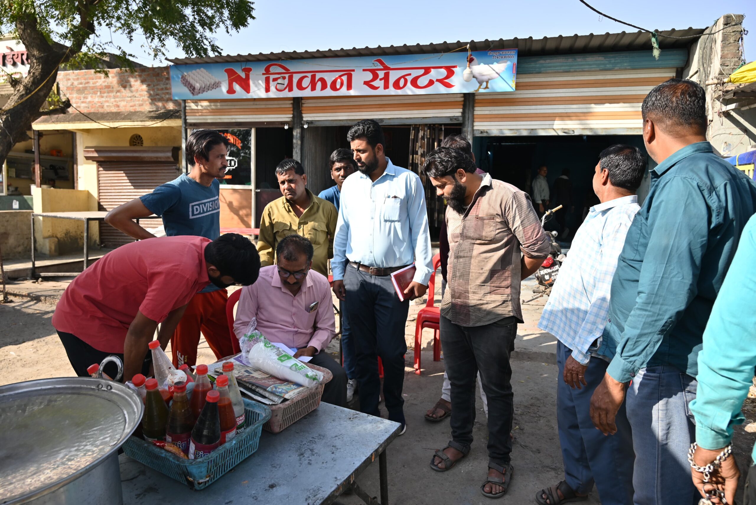 नगर निगम परिषद में पार्षदों के विरोध के बाद निगम प्रशासन ने कराई अवैध मटन की दुकान बंद