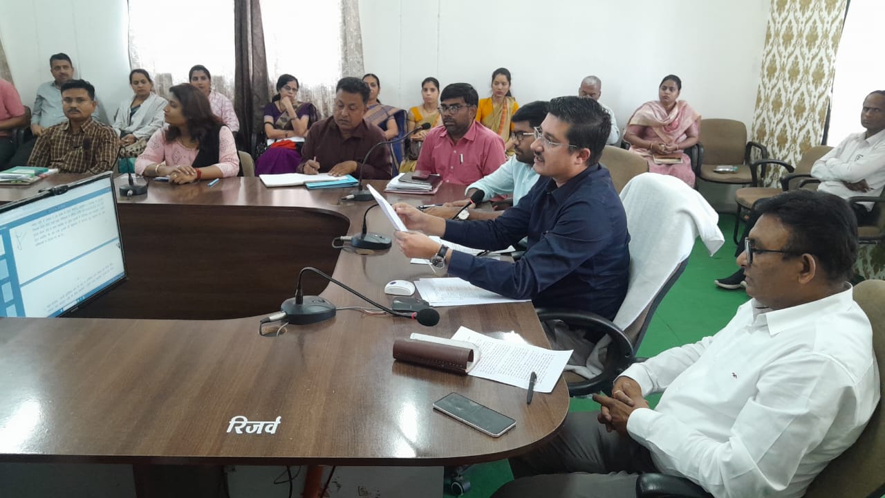 स्‍कूल संचालक पाठ्यक्रम न्‍यूनतम रखें, पुस्‍तकों में आपत्तिजनक कंटेंट नहीं रखें और पाठ्यक्रम के अलावा अन्‍य पुस्‍तके खरीदनें पर दबाव नहीं डाले – कलेक्‍टर श्री गुप्‍ता