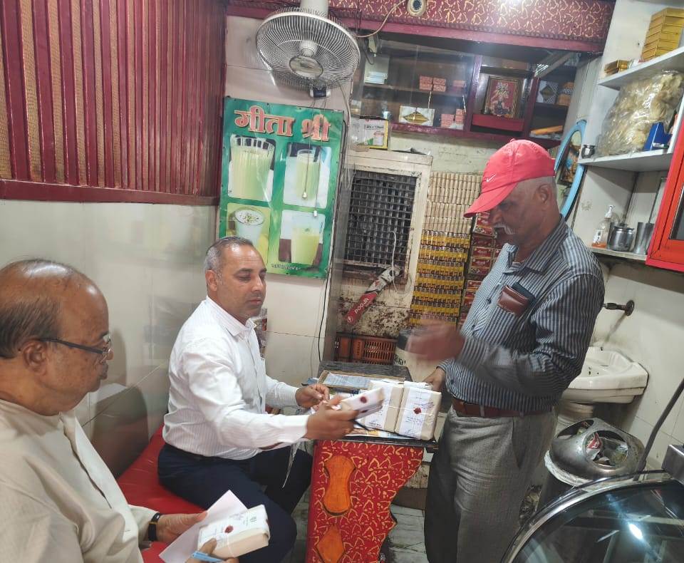 होली के त्योहार पर मिलावट मुक्त अभियान के अंतर्गत देवास जिले में खाद्य एवं औषधि प्रशासन विभाग ने कार्यवाही कर दूध एवं दूध उत्पाद से निर्मित खाद्य पदार्थों के नमूने लिए