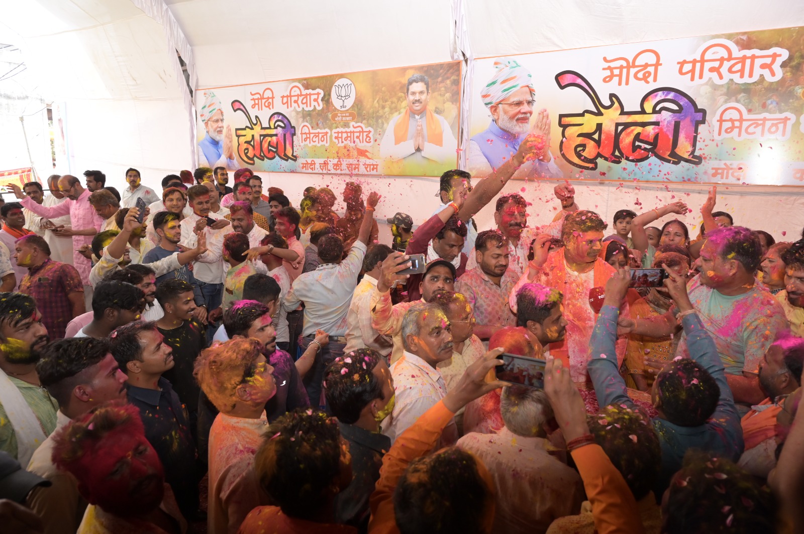 मोदी परिवार की रंगा रंग शानदार होली