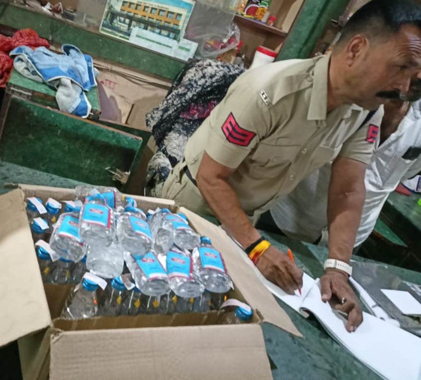 कलेक्टर श्री गुप्ता ने दो आरोपियों को छ:-छ: माह के लिए किया जिलाबदर,
आबकारी विभाग ने देवास में होटल/ढाबों पर कार्यवाही