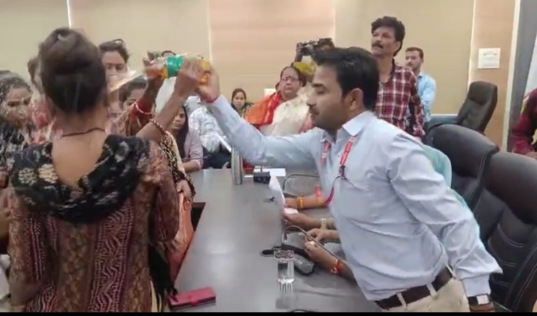 नगर निगम स्वच्छता मिशन की कर्मचारी को वेतन नहीं मिलने पर महापौर जनसुनवाई मैं महिला ने स्वयं पर पेट्रोल डालकर आत्महत्या का किया प्रयास, महापौर के पी ए ने सतर्कता दिखाते हुए पेट्रोल बोतल छुड़ाकर किया बचाने का किया सफल प्रयास