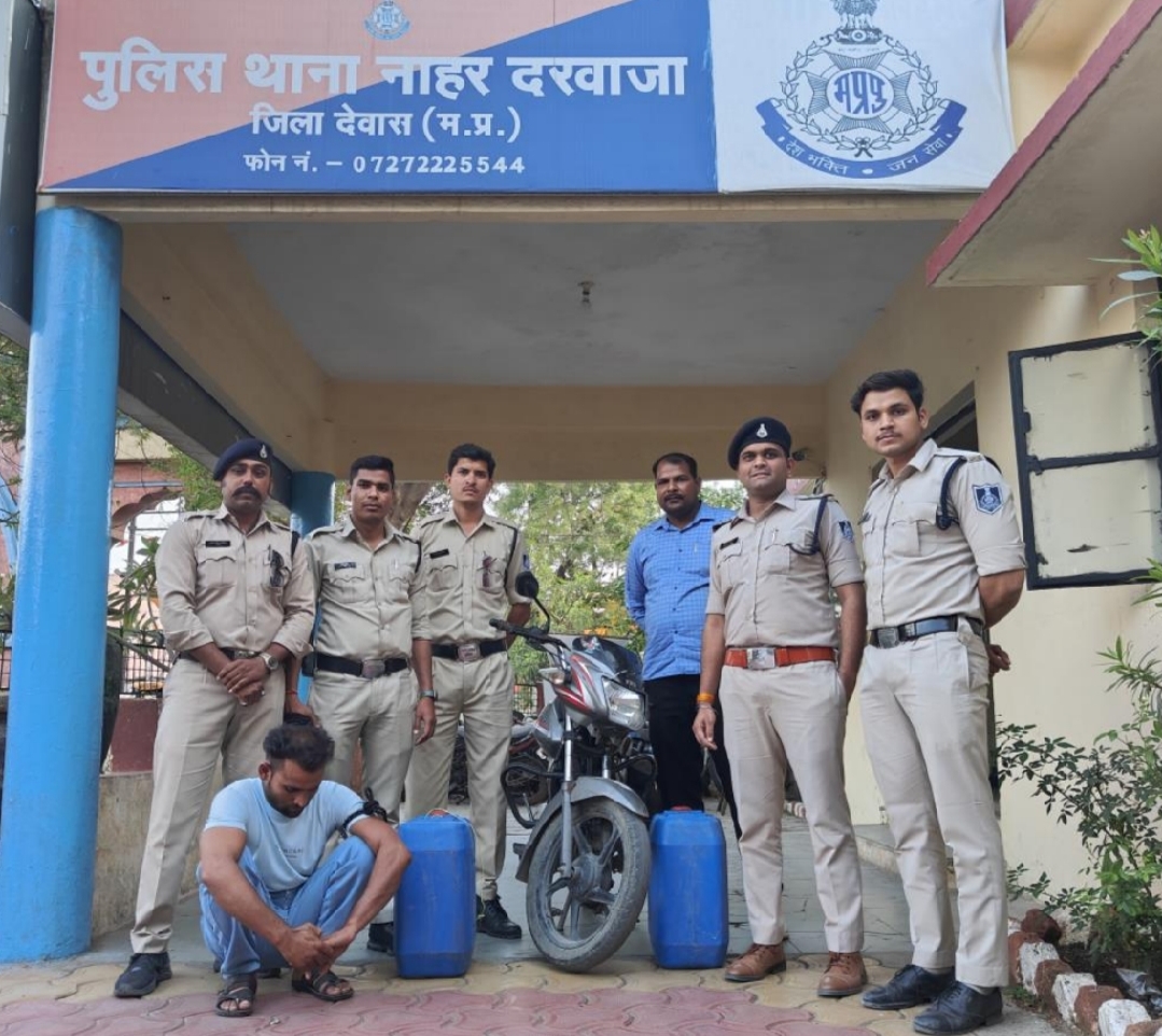 जिला बदर बदमाश अवेध शराब के साथ गिरफ्तार