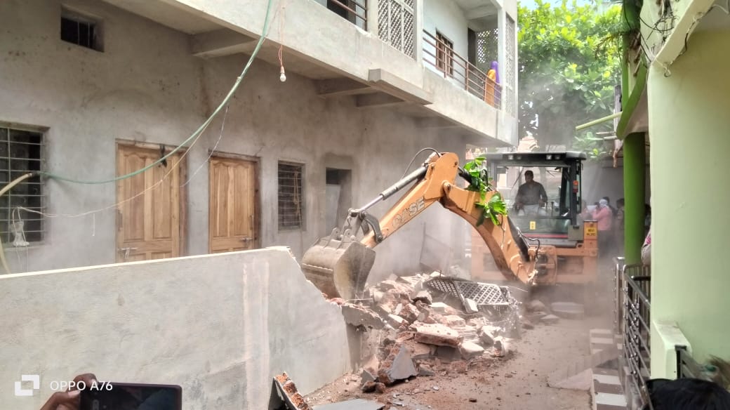 न्यायालय के आदेश के बाद निगम का बुलडोजर नई आबादी स्थित एक मकान के अतिक्रमण पर चला