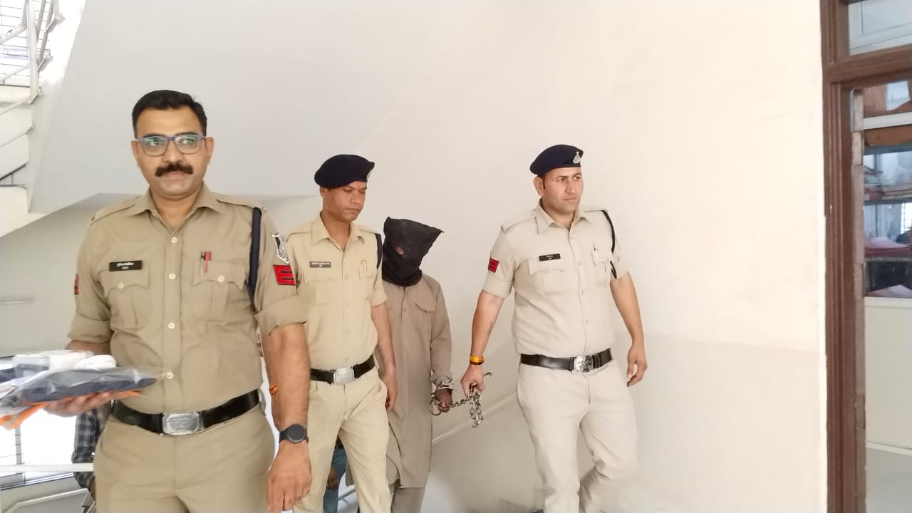 देवास में सेवानिवृत्ति महिला शिक्षिका से लूट करने वाला भोपाल का शातिर बदमाश कोतवाली पुलिस की गिरफ्त में