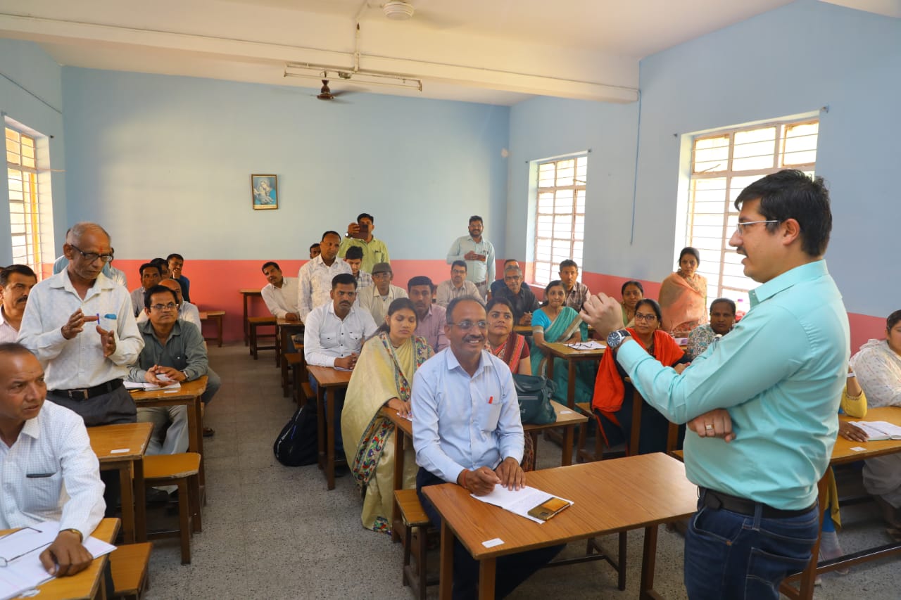 कलेक्टर श्री गुप्ता ने सोनकच्‍छ विकासखण्‍ड के विभिन्न गेहूं उपार्जन केंद्रों, मतदान केन्‍द्रों, आंगनवाड़ी केन्‍द्रों और मतदान दलों को दिये जा रहे प्रशिक्षण का किया निरीक्षण

————

एफएलएन की जानकारी नहीं देने पर शिक्षक  निलम्बित और जन शिक्षक  का एक माह का वेतन काटने के निर्देश दिये

————

एकीकृत हाई स्‍कूल बीसाखेडी के प्राथमिक शिक्षक और स्‍कूल प्रभारी का दो-दो दिन का वेतन काटने के निर्देश दिये