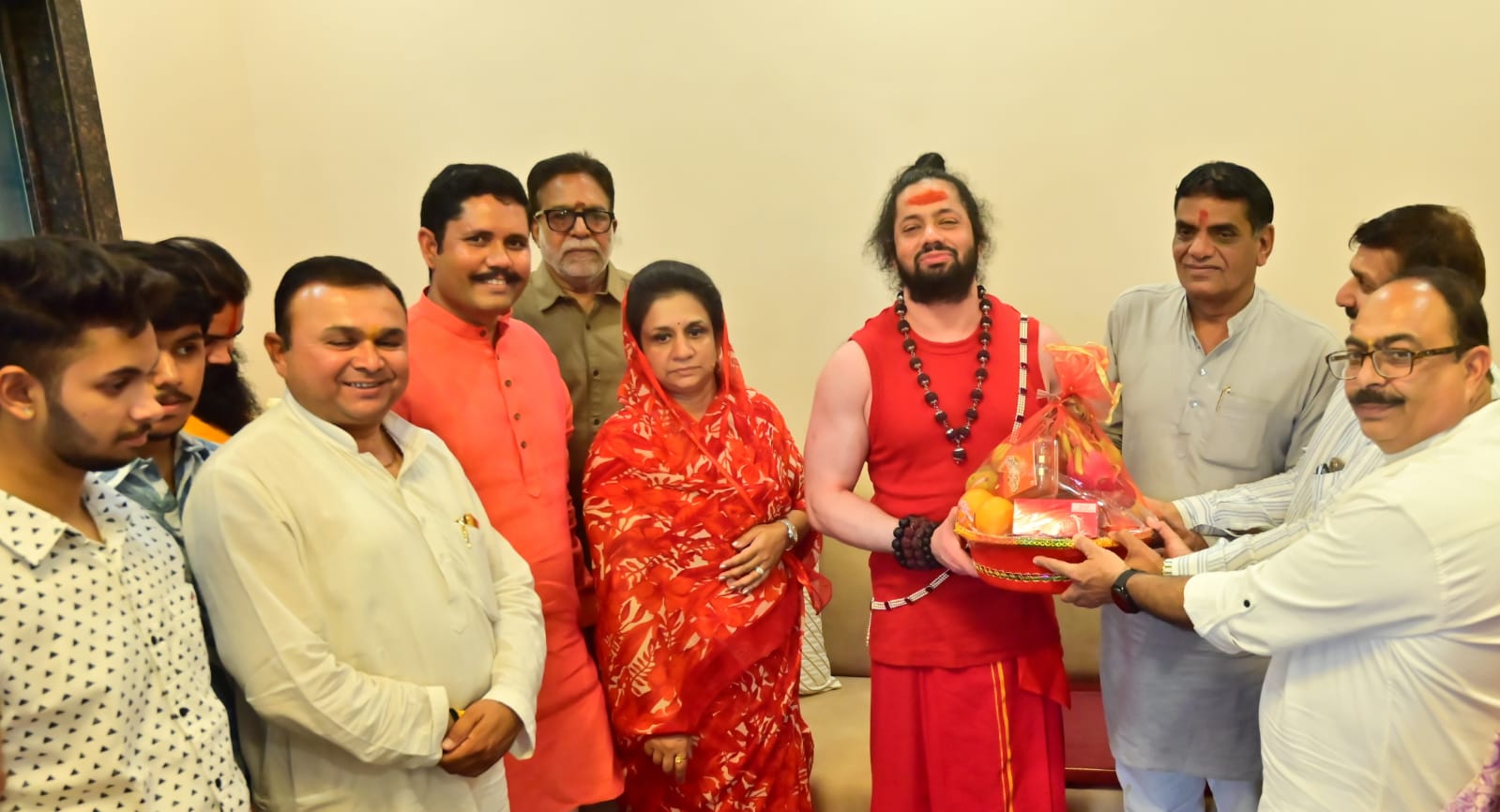 देवास पहुंचे कालीचरण महाराज, कहा जो हिंदू हित की बात करें उसे दे अपना वोट