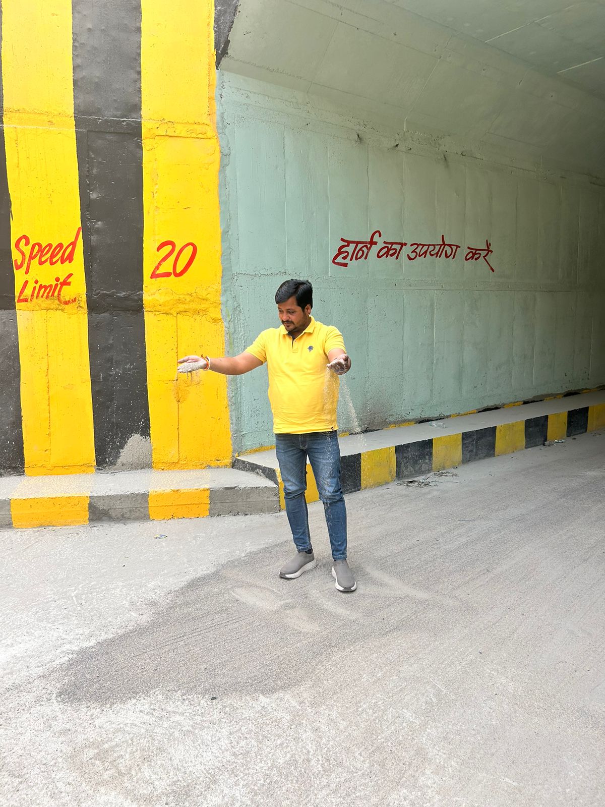 अब अंडर ब्रिज में ठेकेदार इंजीनियर के भ्रष्टाचार की पोल खोल रहा …..