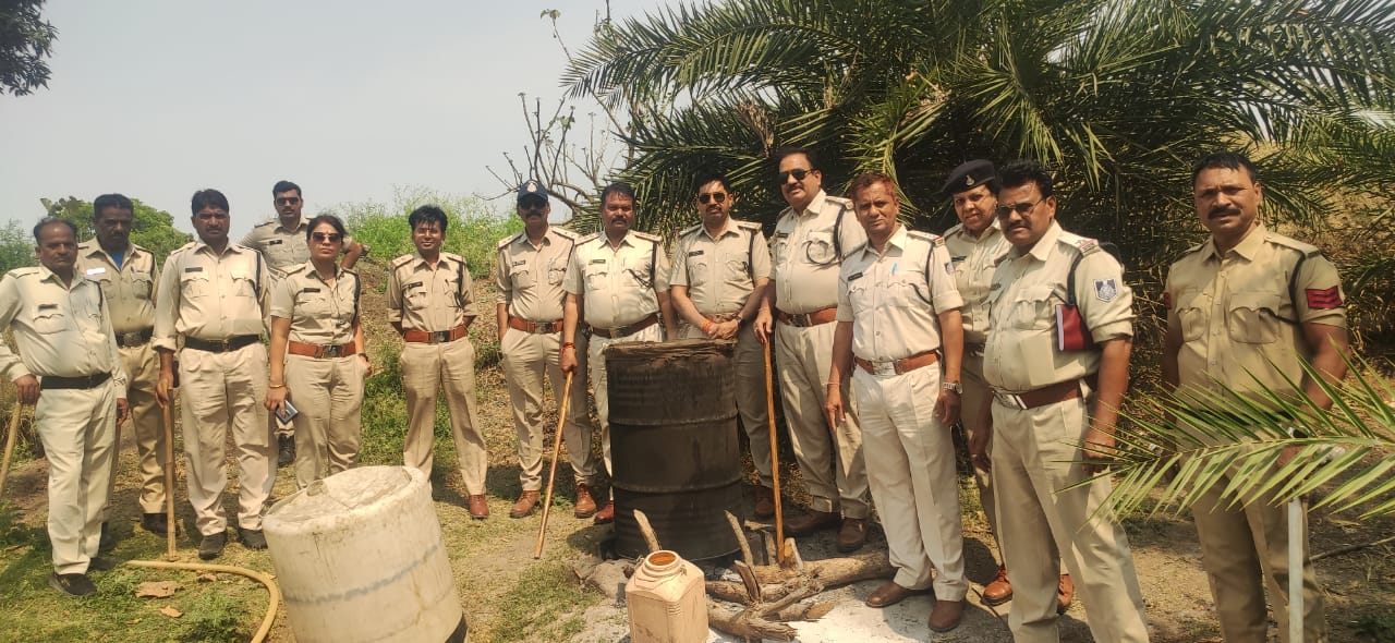 आबकारी विभाग द्वारा बड़ी कार्रवाई, दूरस्थ जंगल में भारी मात्रा में मिली कच्ची अवैध शराब