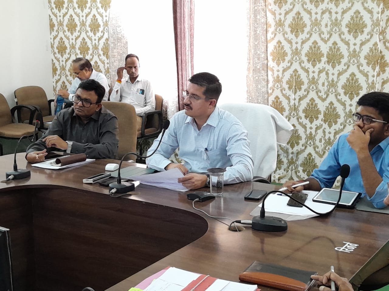 देवास जिले में सोशल मीडिया के माध्यम से भ्रामक व आपत्तिजनक संदेशों को प्रसारित करने, आपत्तिजनक नारों , संदेशों के बैनर पोस्टर फ्लेक्स लेकर प्रदर्शन करना पूर्णतः प्रतिबंधित, रैली जुलूस धरना स्थलों में अस्त्र – शस्त्र का धारण एवं उसका प्रदर्शन तथा अन्य हथियार लेकर चलना भी पूर्णतः प्रतिबंधित