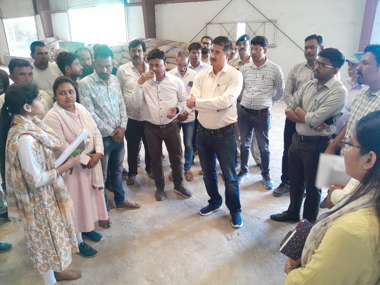 कलेक्टर श्री गुप्ता पहुंचे बागली विकास खण्ड में विभिन्न गेहूं उपार्जन केंद्रों, मतदान केन्द्रों, स्कूलों, आंगनवाड़ी केन्द्रों का किया निरीक्षण, लापरवाही पर समिति प्रबंधक, दो शिक्षक दो जन शिक्षक पर कार्रवाई, कुएं की मुंडेर नहीं बनने पर भूमि स्वामी एफ आई आर, बरोठा में नरवाई जलाने पर अर्थदंड