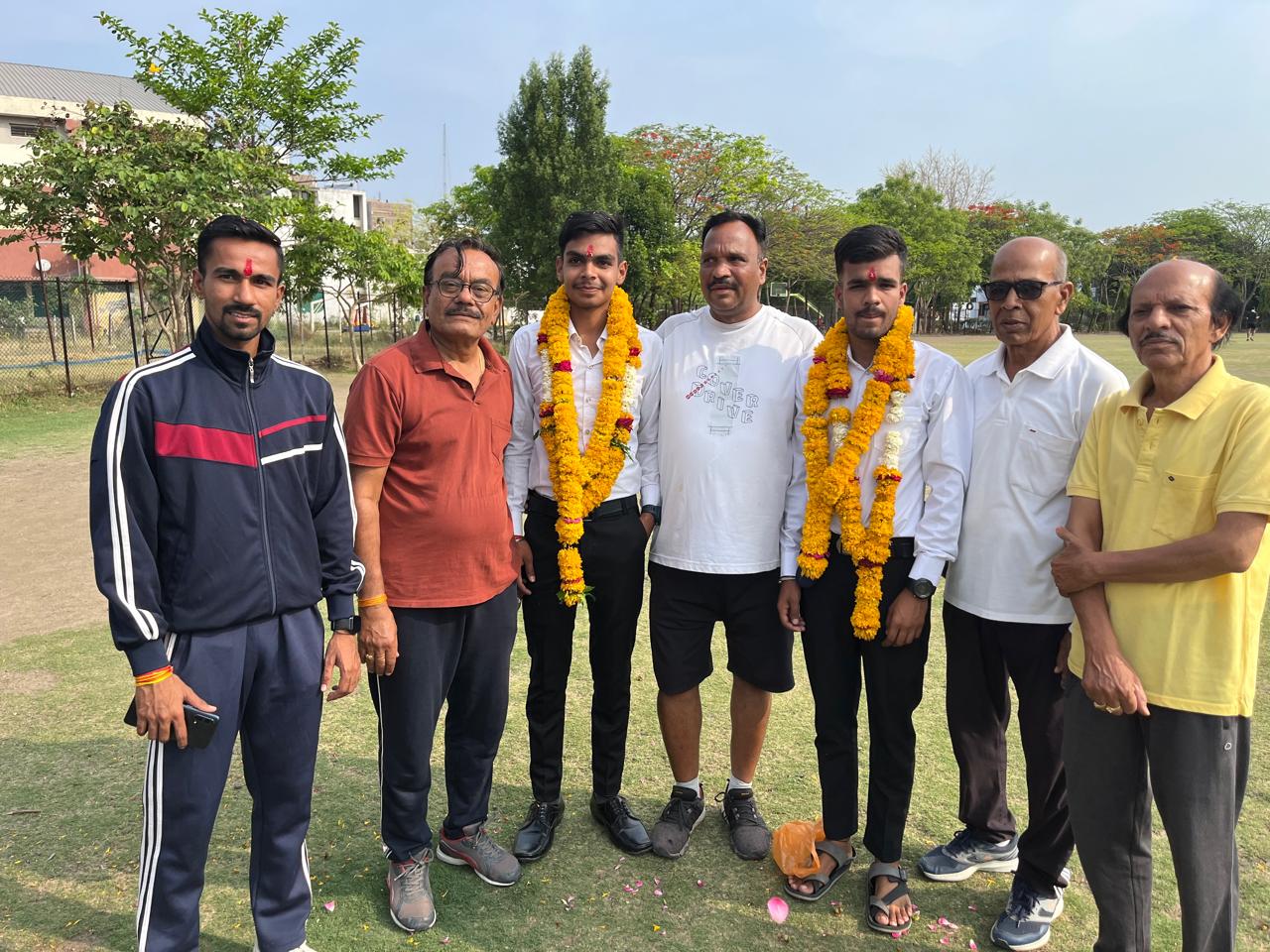 देवास के&nbsp; युवाओं का सेना में चयन , लोकप्रिय भजन गायक ने इस&nbsp; तरह किया उनका सम्मान