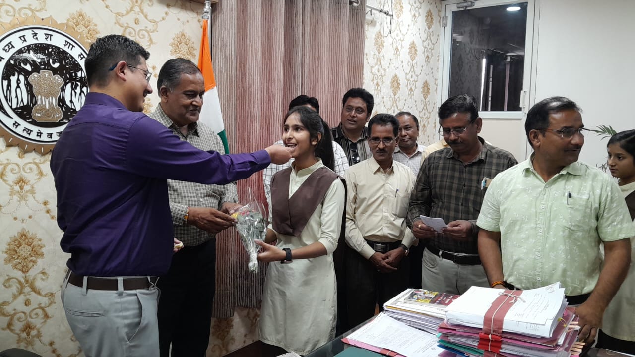 10 वीं 12 वीं में देवास का नाम रोशन करने वाले छात्र छात्राओं को जब कलेक्टर श्री गुप्ता ने कार्यालय&nbsp; में…..