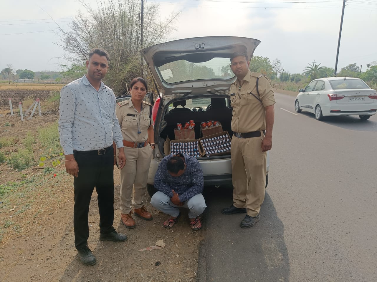 सोनकच्‍छ में कार से अवैध शराब ले जाते तस्कर गिरफ्तार, 4 लाख 63 हजार 240 रुपए की शराब जप्त