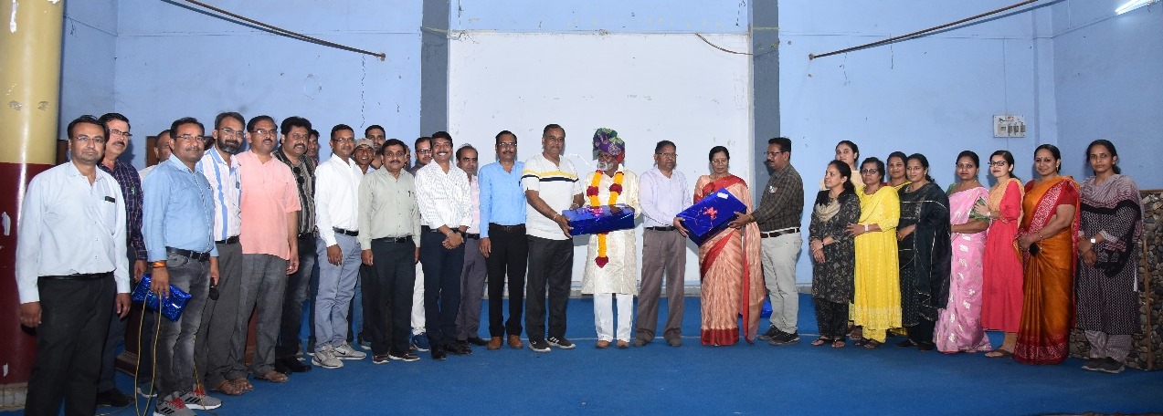 उत्कृष्ट विद्यालय देवास से श्री महेन्द्र सिंह दलवी एवं श्री अशोक गुप्ता को सेवानिवृत होने पर विदाई दी