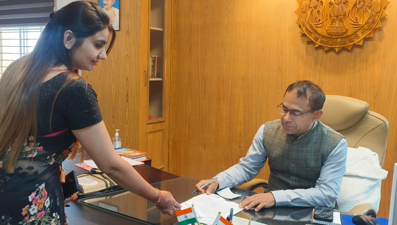 नगर निगम में वर्षों से जमे अधिकारियों के स्थानांतरण की मांग– महिला पार्षद ने निर्वाचन अधिकारी सहित संभागायुक्त से की शिकायत