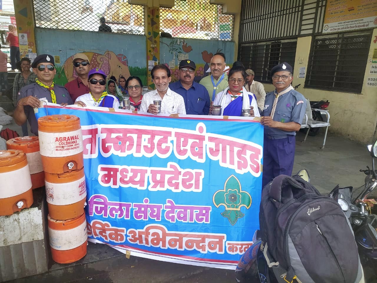 स्काउट-गाइड ने शुरू किया निःशुल्क जल सेवा शिविर
– बस स्टैंड पर कर रहे हैं सेवा कार्य