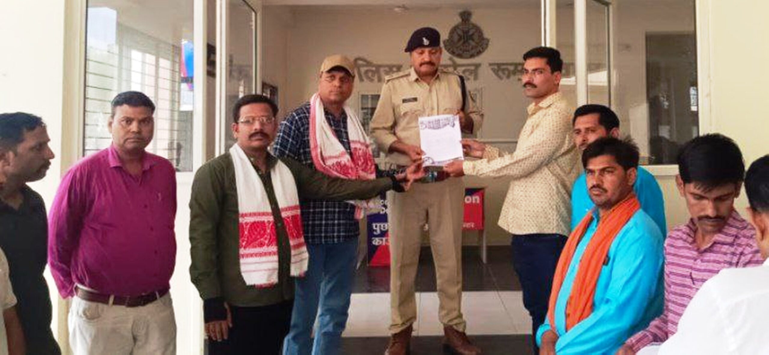 देवास जिले के दो पुलिसकर्मी पर अपने पद का दुरूपयोग कर लेण्ड जिहाद को बढ़ावा देने का हिन्दू जागरण मंच ने लगाया आरोप और कार्रवाई के लिए दिया ज्ञापन