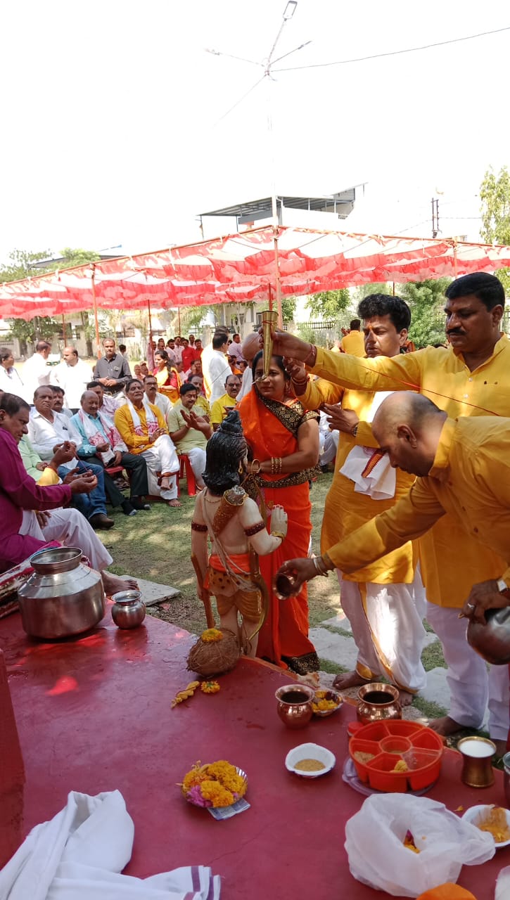 भगवान परशुराम जी की प्रतिमा पर दुग्ध अभिषेक और हवन कर उत्साह के साथ जन्मोत्सव