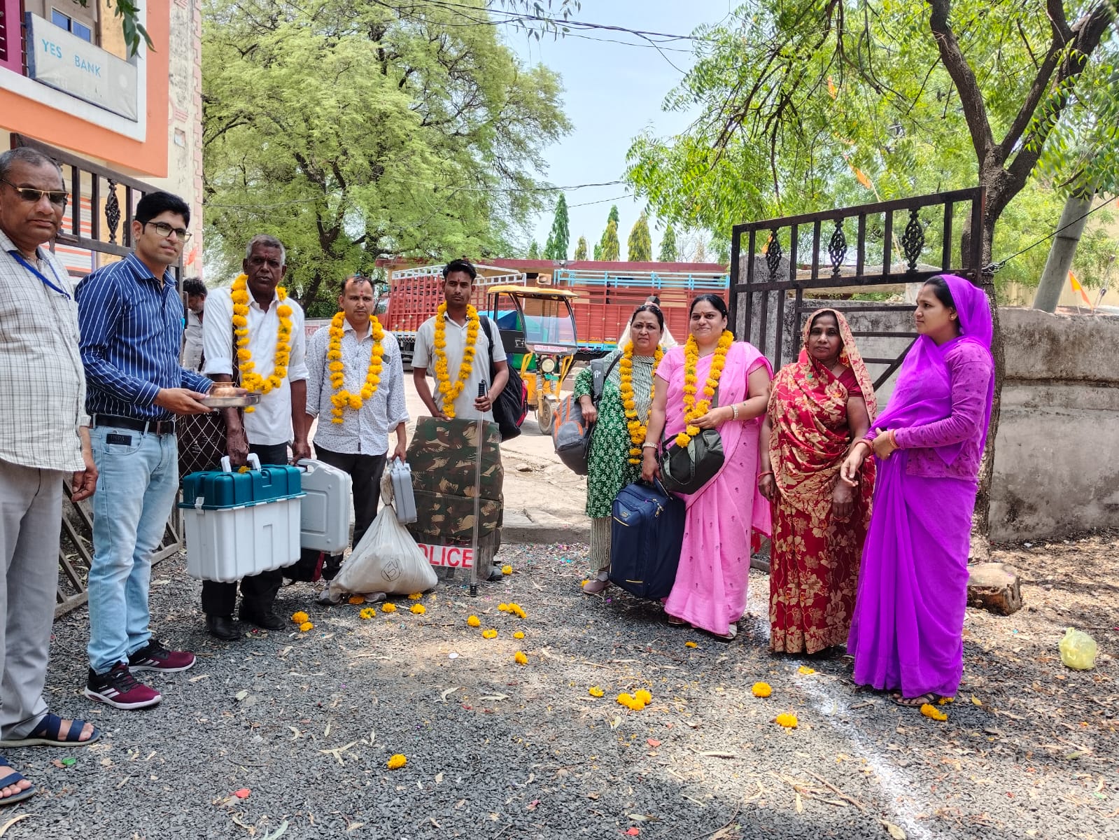 ———-देवास जिले में मतदान को लेकर मतदाता में भारी उत्साह,
मतदान दलों का मतदान केंद्रों पर ढोल-ढमाके, पुष्पमाला पहनाकर किया स्वागत
