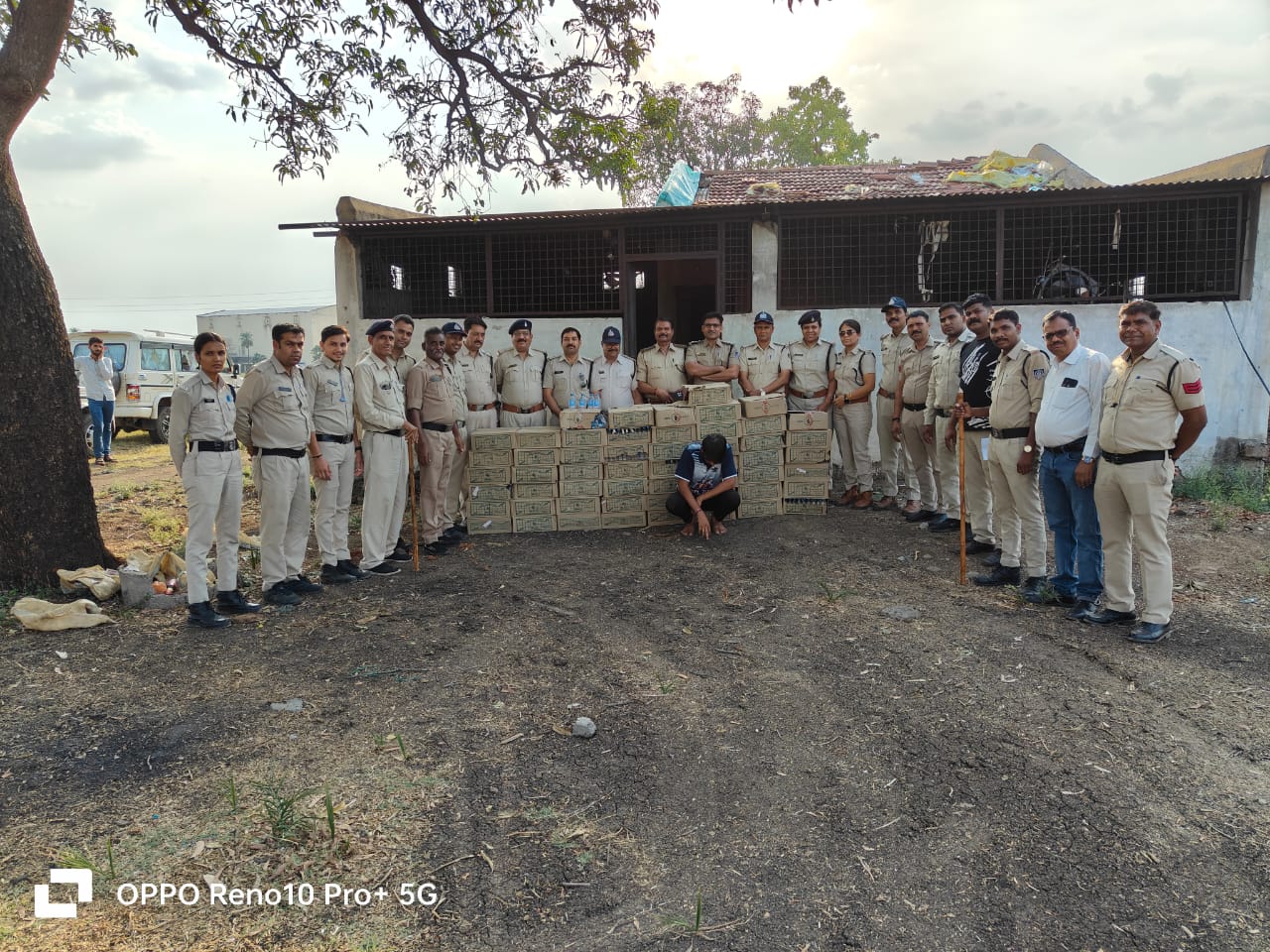 आबकारी विभाग ने खेत पर बने मकान से 45 पेटी देशी मदिरा जप्त
कर एक व्यक्ति को किया गिरफ्तार