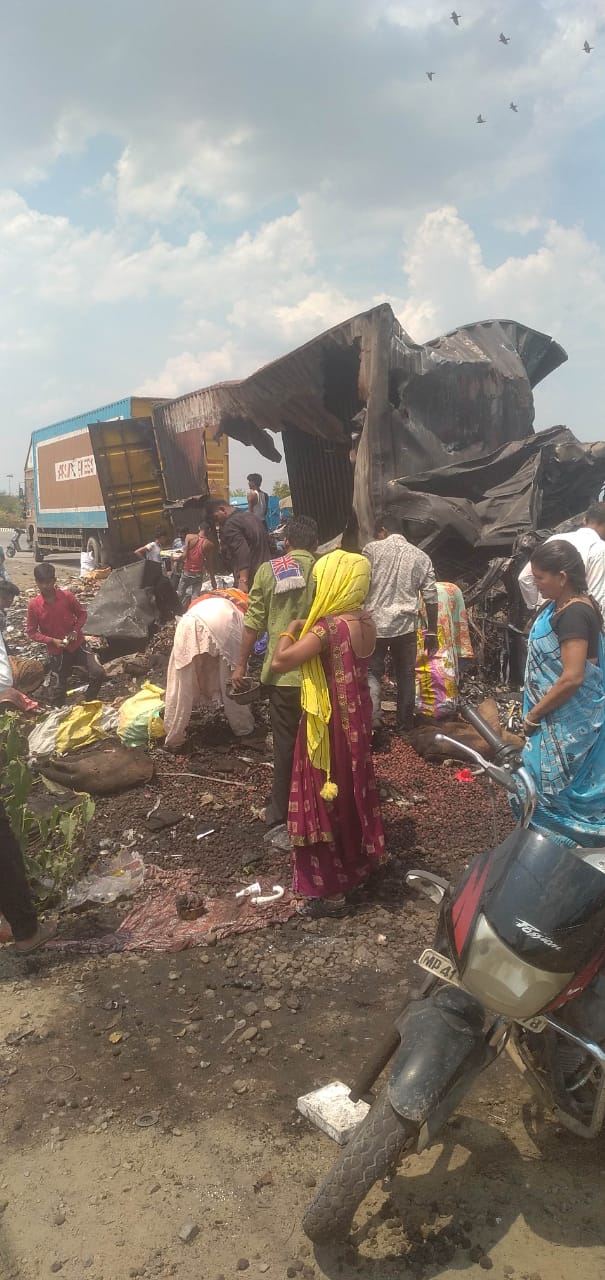 बाईपास पर दुर्घटना में जले ट्रक वाले की मदद की जगह कैसे लूट कर ले जा रहे लोग उसमें जला हुआ सामान कैसी हो गई है हमारे शहर के कुछ स्वार्थी लोगों की मानसिकता