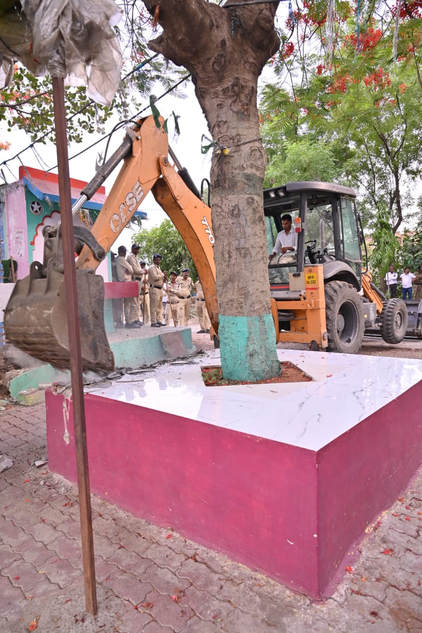 नगर निगम का बुलडोजर चला मीठा तालाब पर बढ़ते जा रहेअतिक्रमण पर