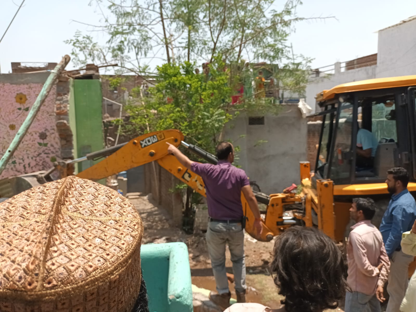 बरोठा क्षेत्र के गांव  में गो हत्या करने वाले देवास रहने वाले आरोपी याकूब के घर पर प्रशासन ने चलाया बुलडोजर