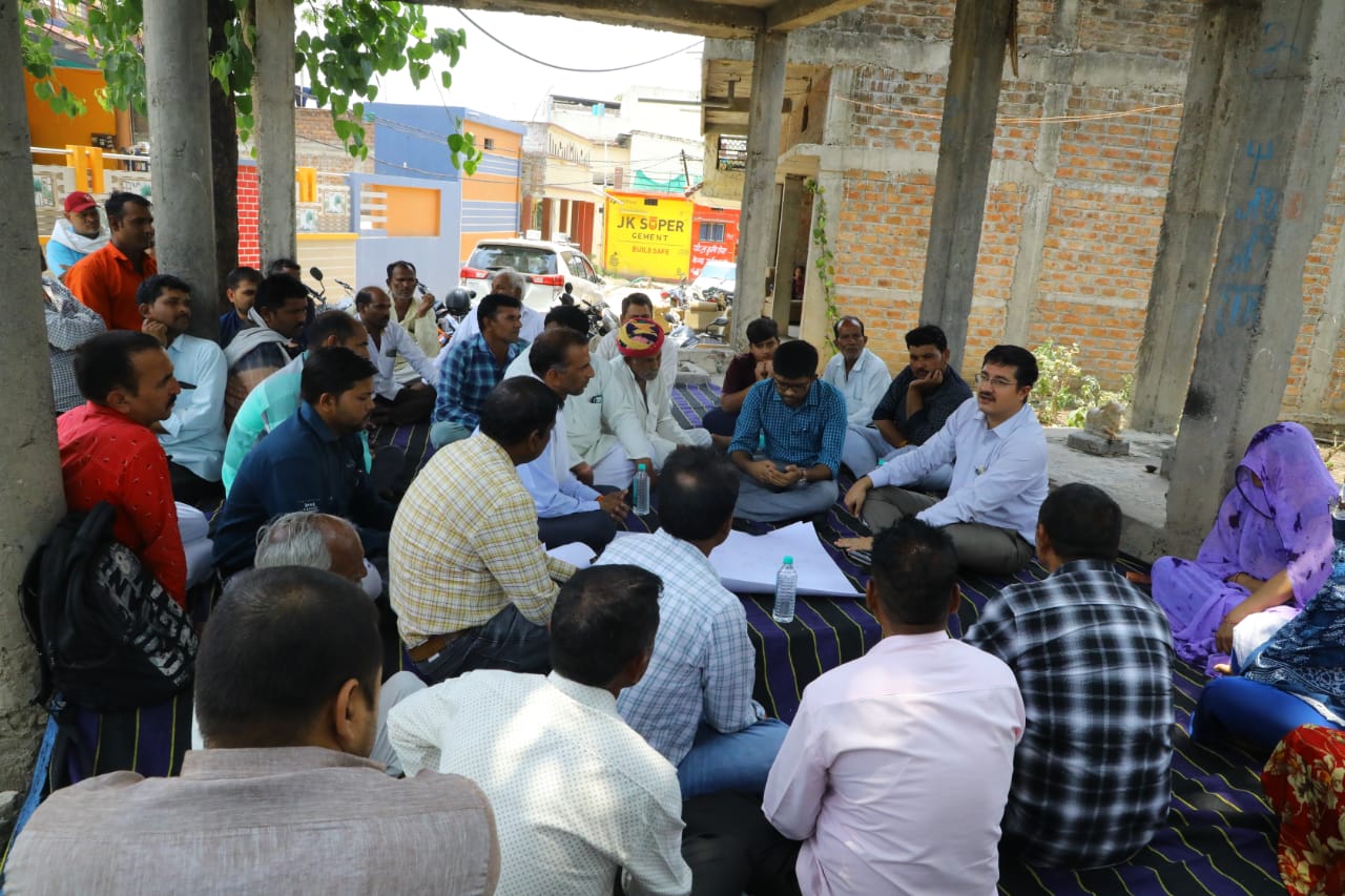 क्षिप्रा में मिल रहे नालों से अतिक्रमण हटाकर दोनों और 50-50 मीटर तक पौधा रोपण किया जायेगाग्राम कैलोद और रूद्रवासा में जाकर कलेक्‍टर श्री गुप्‍ता ने क्षिप्रा शुद्धिकरण एवं क्षिप्रा में मिल रहे नालों की सफाई और संरक्षण के संबंध में ग्रामीणों से किया संवाद