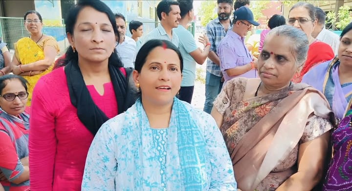 पूर्व&nbsp; पार्षद ने आयुक्त से की अपीलरहवासी नाराज, निर्माण कार्य को बंद कराया पूर्व पार्षद पहुंची मौके पर