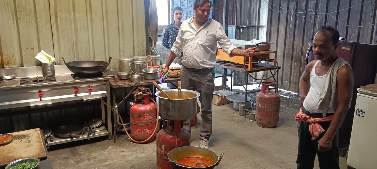 देवास में होटल/ रेस्टोरेन्ट में घरेलू गैस सिलेन्डरों का व्यावसायिक दुरूपयोग करने पर 6 प्रतिष्ठानों पर की कार्यवाही———–&nbsp;&nbsp;&nbsp;&nbsp;&nbsp;&nbsp;&nbsp;&nbsp;&nbsp;&nbsp;&nbsp; आबकारी विभाग ने अधिक मूल्य पर मदिरा विक्रय करने पर&nbsp; 5 मदिरा दुकानों पर कार्यवाही कर एक दिवस के लिये दुकानों का लाइसेंस निलंबित किया&nbsp;&nbsp;&nbsp;&nbsp;&nbsp;&nbsp;&nbsp;&nbsp;&nbsp;&nbsp;&nbsp;&nbsp;&nbsp;&nbsp;