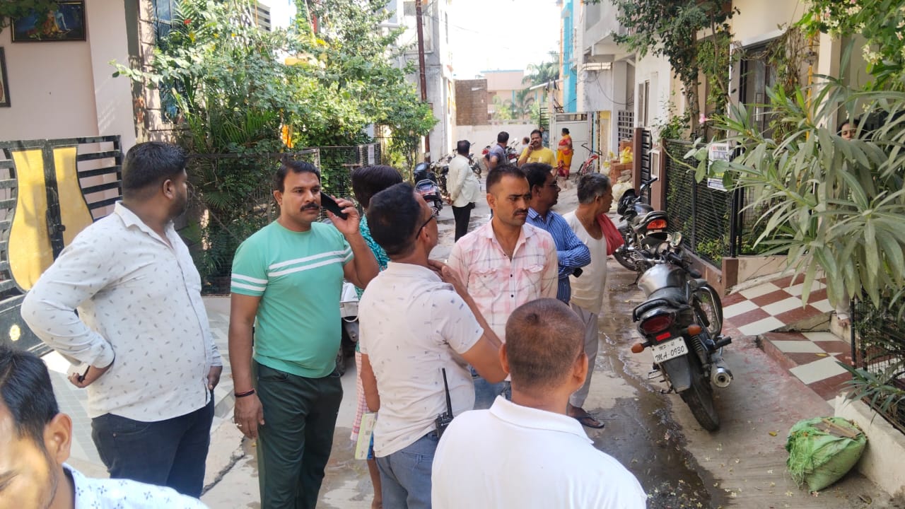 सहायक निरीक्षक का अतिक्रमण बन गया समस्या, निगम इंजीनियर मौके पर….