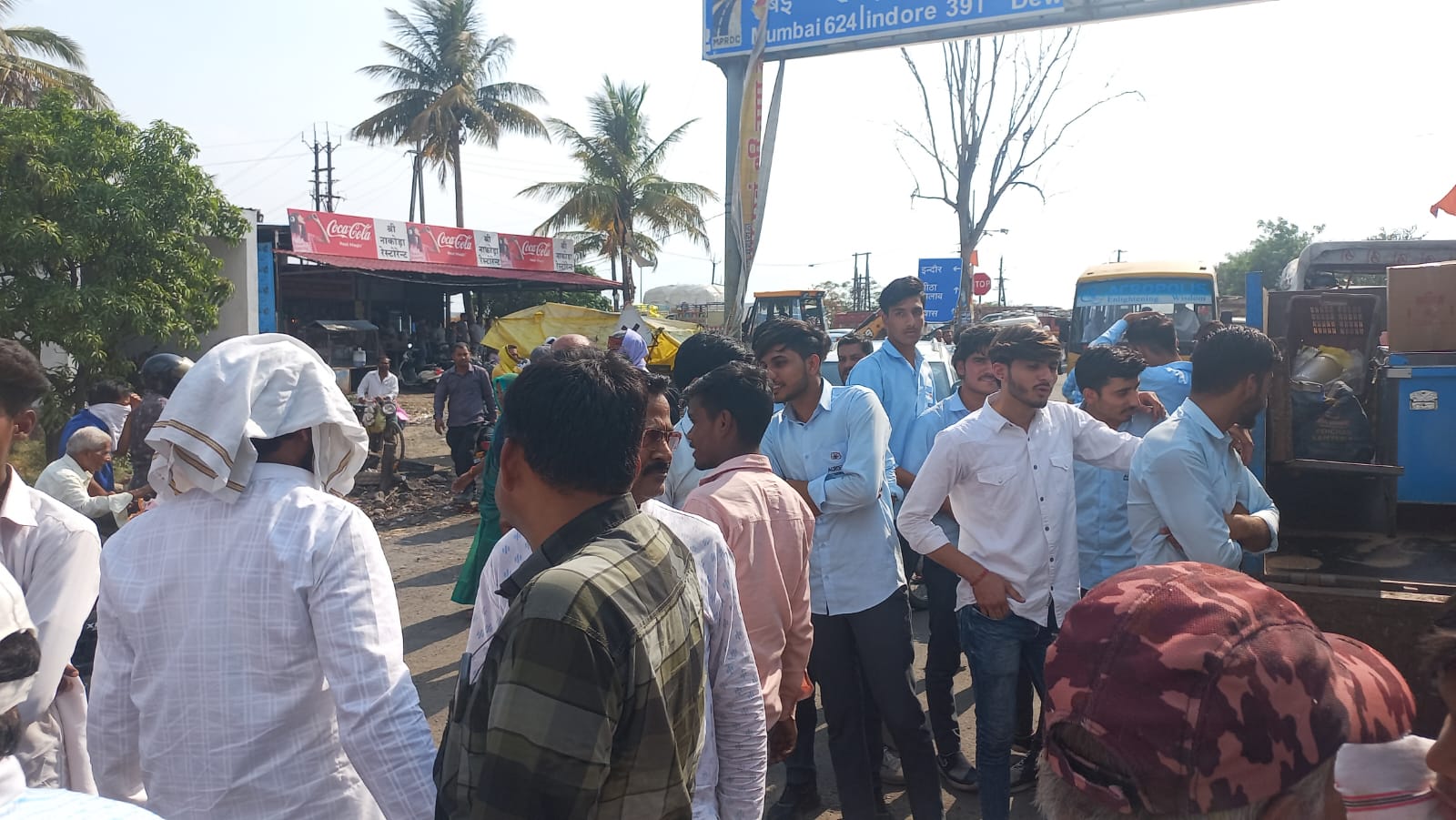 (नेताजी को अतिक्रमण हटाओ अभियान का विरोध करना महंगा पड़ा)देवास-बरोठा मार्ग पर विगत दिवस अनाधिकृत रूप से जाम लगाकर नारेबाजी करने, कानून व्यवस्था की स्थिति को बिगाडने, अतिक्रमण हटाने के दौरान शासकीय कार्य में बाधा उत्पन्न करने पर 10 व्यक्तियों के विरूद्ध एफआईआर दर्ज