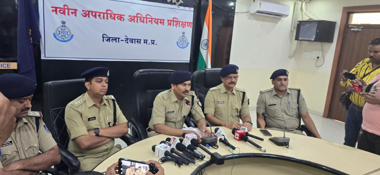 सांसद के यहां चोरी का मात्र तीन दिन में खुलासा, पिता पुत्र की जोड़ी ने की थी सूने मकान में चोरी की वारदात, सोने चांदी और नगदी जप्त, चोरी करने वाले गिरोह के चार सदस्य गिरफ्तार, पुलिस के लिए चुनौती और आम जनता के लिए चर्चा का विषय बनी थी यह चोरी और पकड़ने के बाद फिर चर्चा का विषय बन गई