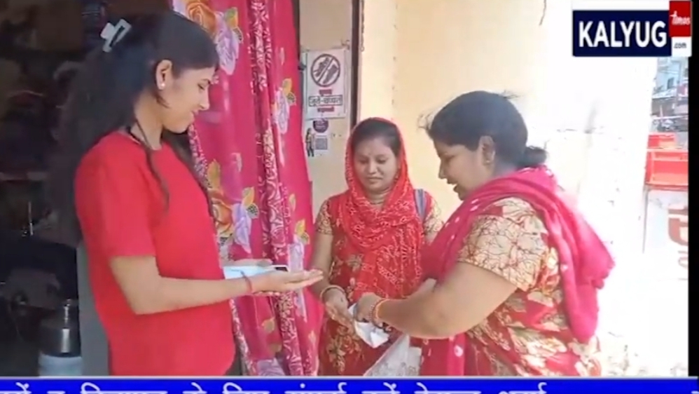 देवास में आंगनवाड़ी कार्यकर्ताओं द्वारा पीले चावल देकर मतदान के लिए किया जा रहा प्रेरित