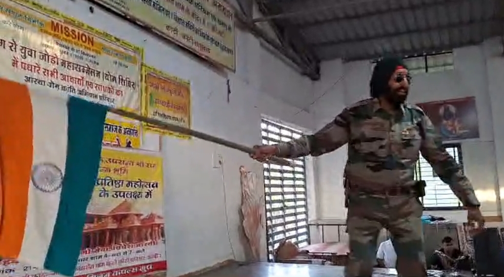 योगा क्लास में इंदौर में देश भक्ति गीत पर डांस करते वक्त आया साइलेंट अटैक ,जनता उसे भी प्रदर्शन समझ सकी बजा रही थी तालियां बहुत ही मार्मिक वीडियो हो रहा है खूब वायरल