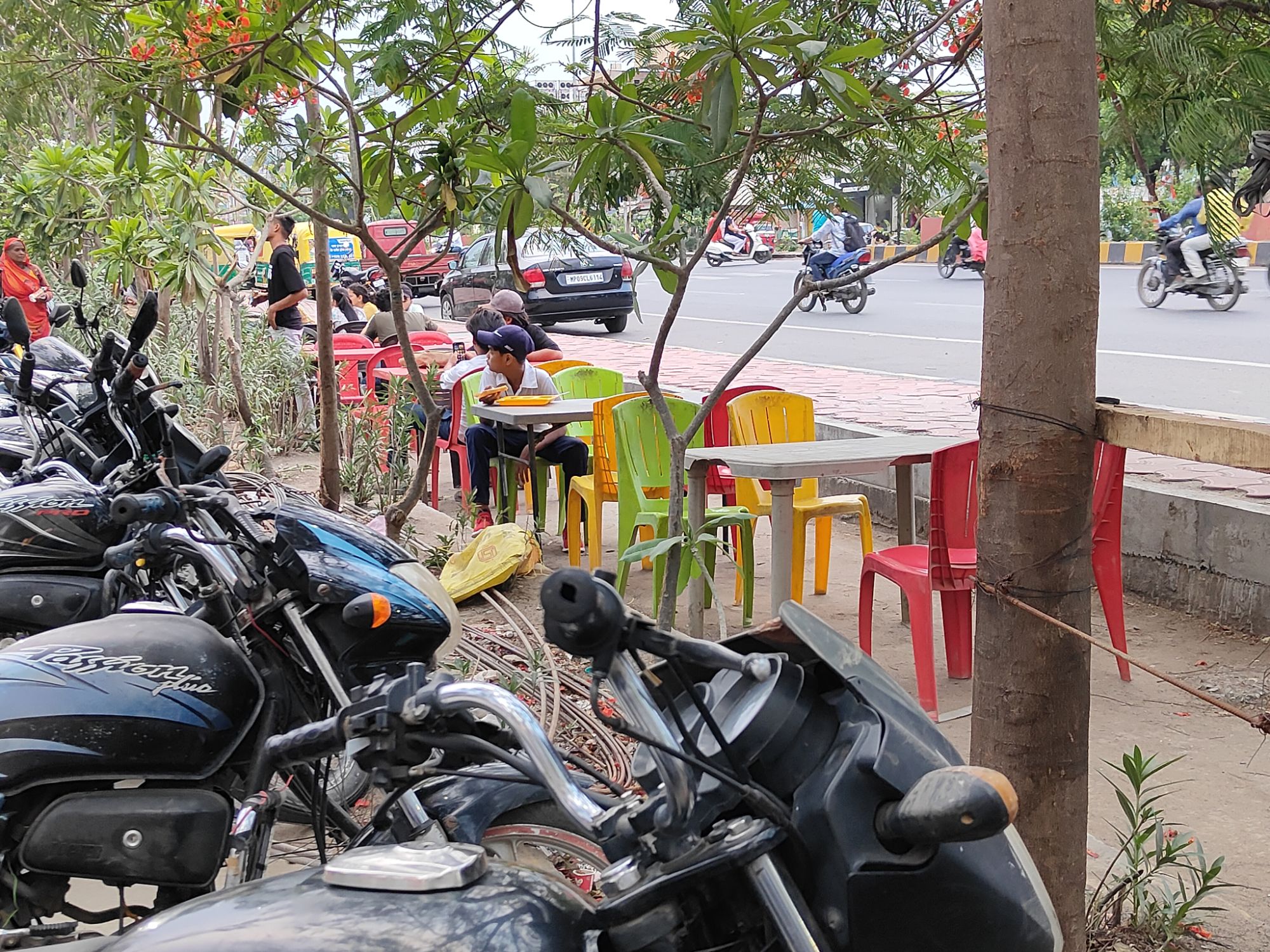 मुख्य मार्ग पर व्यस्ततम सड़क के बीच में जुगाड़ का अनूठा रेस्टोरेंट