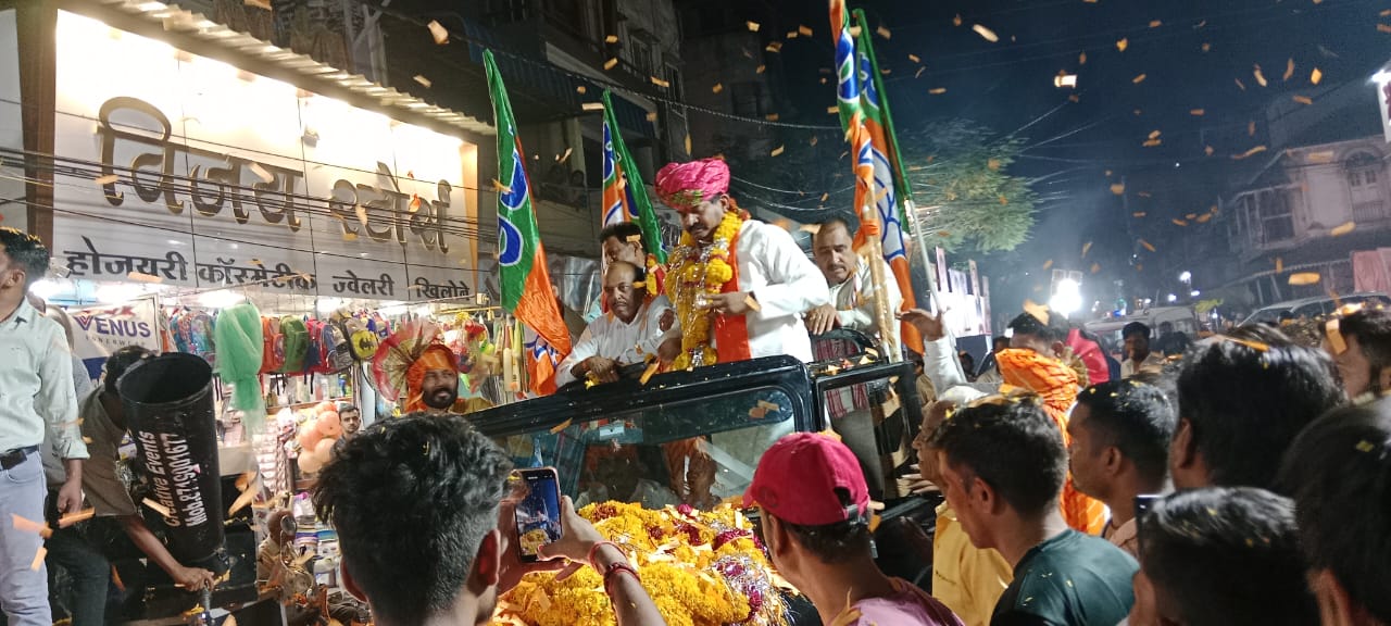 सांसद महेंद्र सिंह सोलंकी की जीत पर शहर में निकाली भव्यआभार यात्रा का जन…