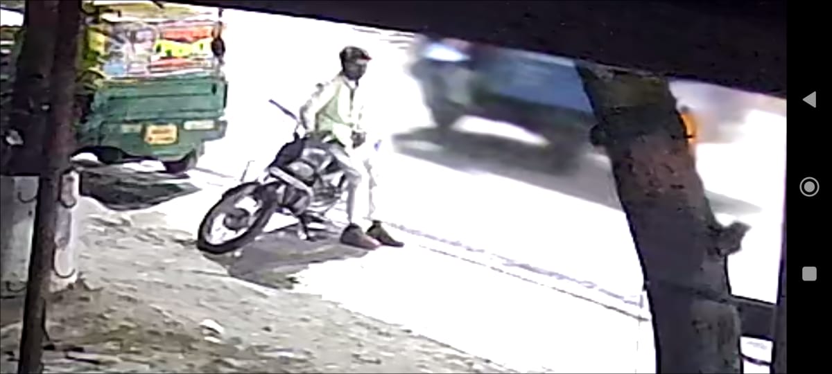 गजरा गियर चौराहे से मोटरसाइकिल चुराते वाहन चोर सीसीटीवी कैमरे में कैद,क्या पुलिस कर पाएगी इनको कैद