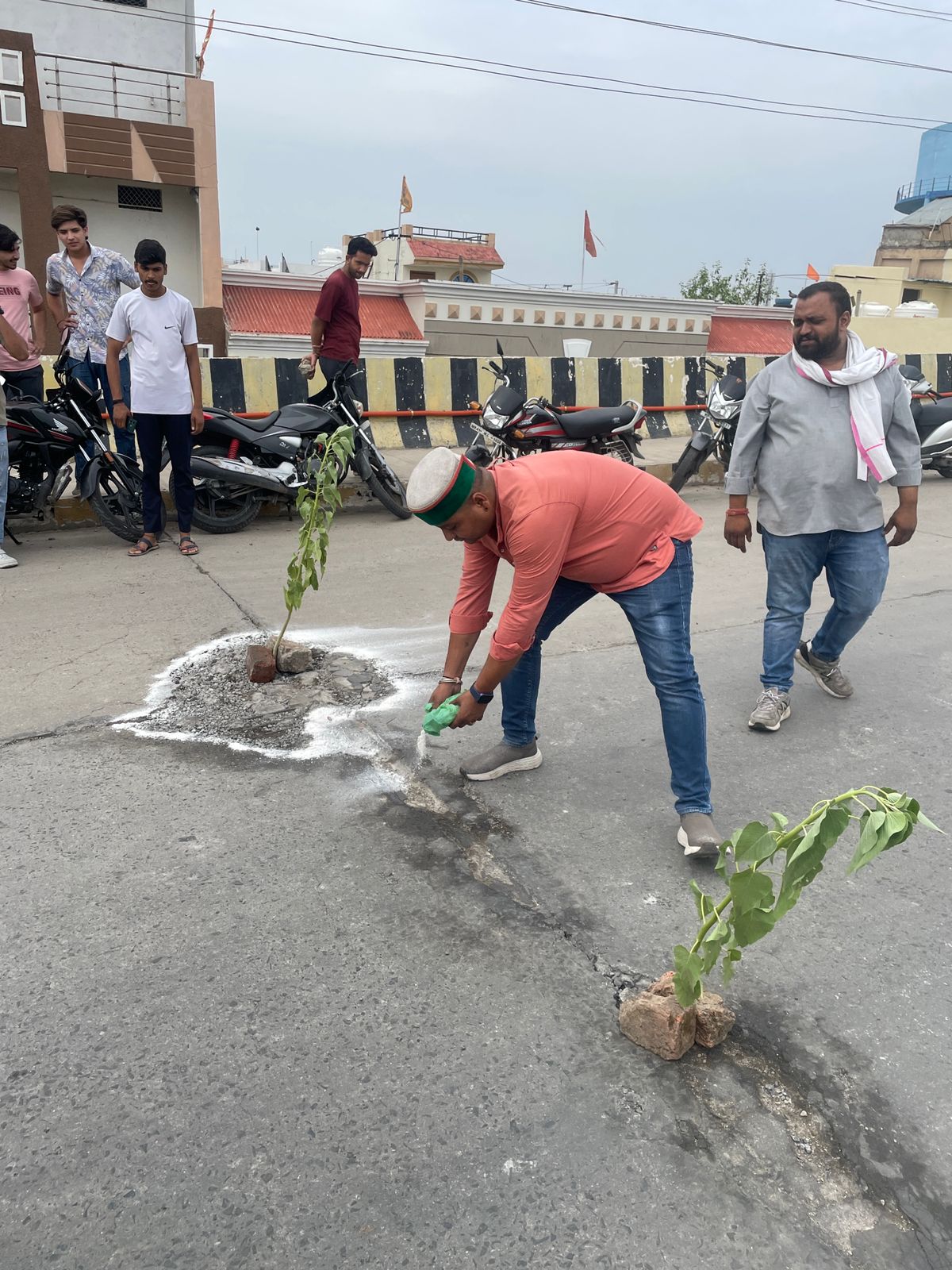 घटिया निर्माण का अनूठा विरोध